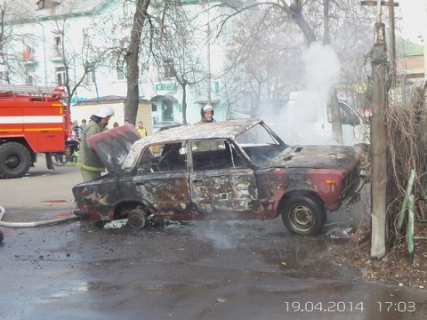 В центре Мичуринска горит ВАЗ2106. Фото 1