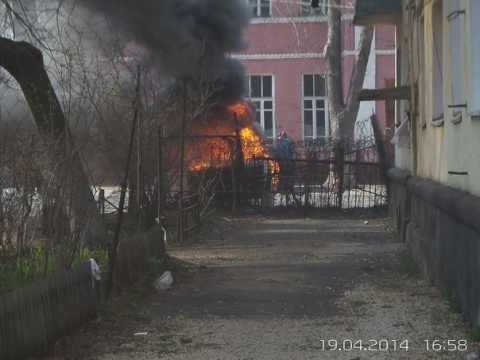 В центре Мичуринска горит ВАЗ2106. Фото 2